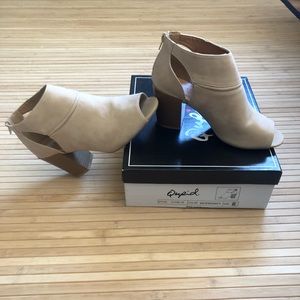 🆕 NIB PEEP TOE BOOTIES IN BEIGE